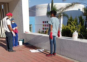 Lisel llega con dolor de parto al hospital, le dicen que vuelva en 2 horas y al salir sangra y da a luz en la puerta de la clínica