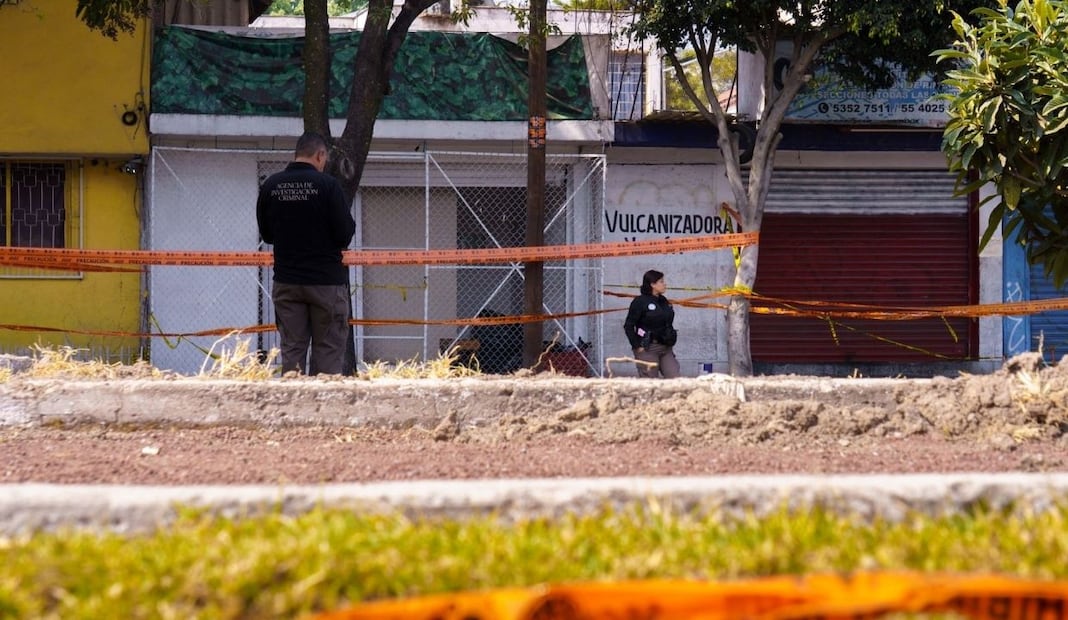 Pemex resguarda toma clandestina de turbosina en Azcapotzalco; hallan 27 bidones. Foto: Osmar Alvarado