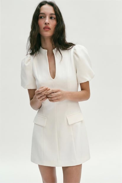 Vestido corto con manga abullonada. Foto: Zara