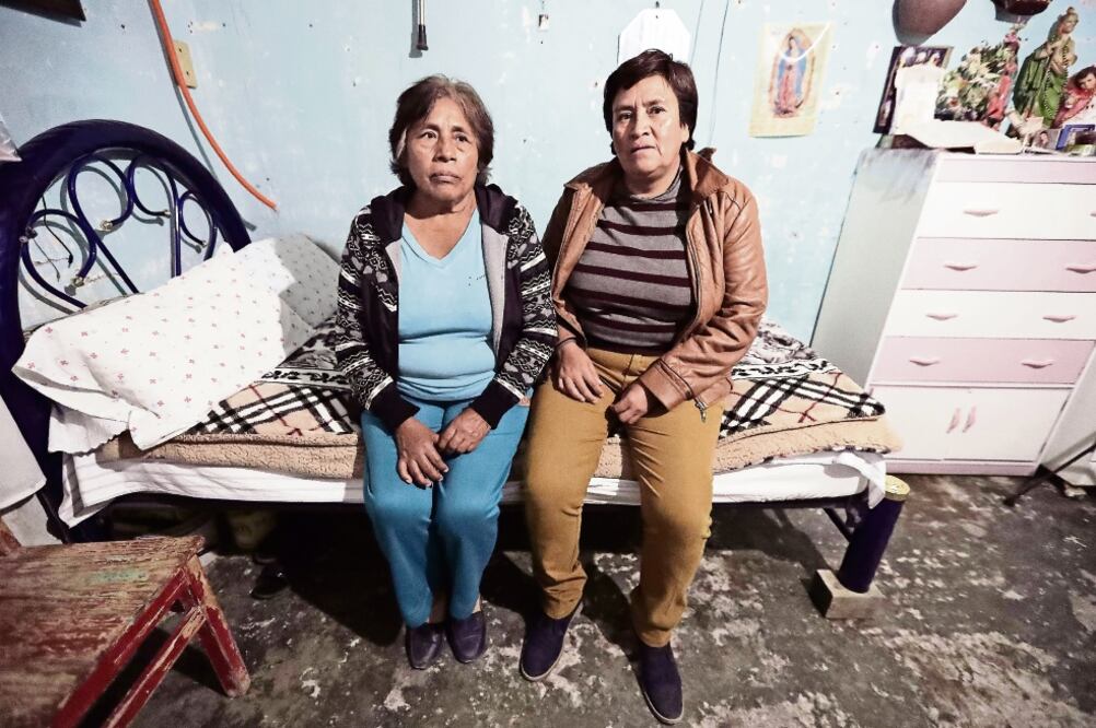 De forma directa Martha Elena (der.) dice que si los sueldos bajan y los precios suben esto incitará a las personas a robar (ALEJANDRO ACOSTA. EL UNIVERSAL)