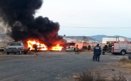 Incendio por pirotecnia consume remolques y llantas en Hidalgo