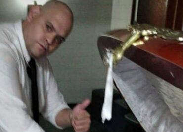 Dan prisión a empleado de funeraria que se tomó foto con cuerpo de Maradona