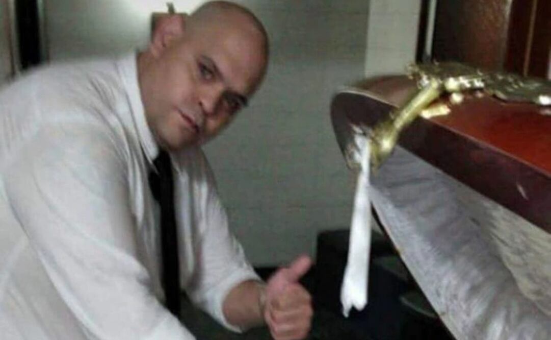 Diego Molina fue el tercer funebrero que se sacó la foto junto al cuerpo de Diego Maradona. Foto: Archivo/LA NACION