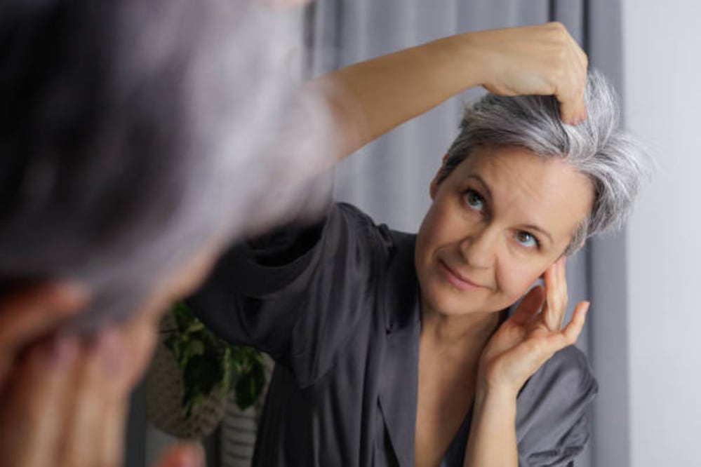 Luce tus canas naturales y no las ocultes con productos que pueden dañarlas. Foto: Unsplash