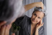 Para qué sirve aplicar vinagre con bicarbonato de sodio en las canas