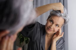 Para qué sirve aplicar vinagre con bicarbonato de sodio en las canas