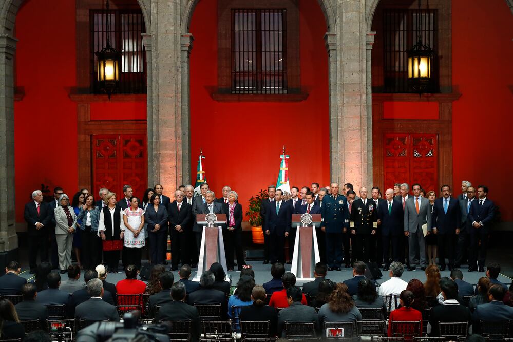 Este lunes, los equipos de Enrique Peña Nieto, presidente constitucional, y de Andrés Manuel López Obrador, presidente electo, en el Palacio Nacional. Foto: Yadín Xolalpa / EL UNIVERSAL 