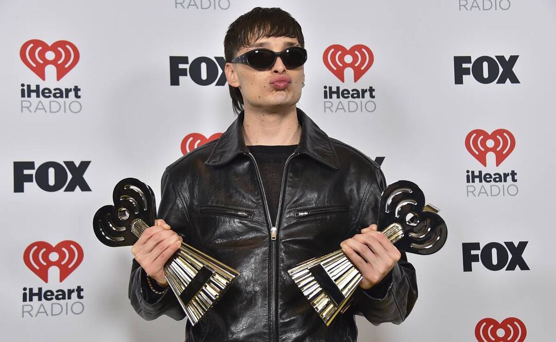 Peso Pluma se lleva cuatro galardones en la edición 2024 de los iHeartRadio Music Awards. Foto: AP.
