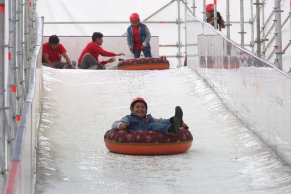 Familias, a la espera de patinar más de una vez en pista de hielo de Toluca