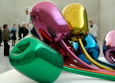 Polémica escultura de Koons obsequiada a París encuentra nuevo hogar