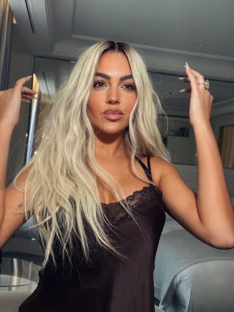 Con un hair look hecho por Dimitris Giannetos. Foto: Instagram @georginagio