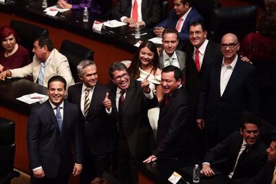 Selfies, besos y regaños en primer día de la nueva Legislatura en Senado
