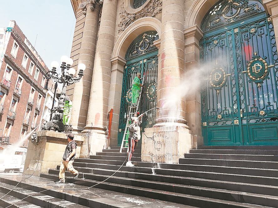 De acuerdo con la SSC, a las 03:30 horas del jueves un colectivo de feministas vandalizó las instalaciones del Congreso capitalino. Al lugar llegó personal de Servicios Urbanos para realizar limpieza y un grupo de Ateneas para resguardar. Foto: ESPECIAL