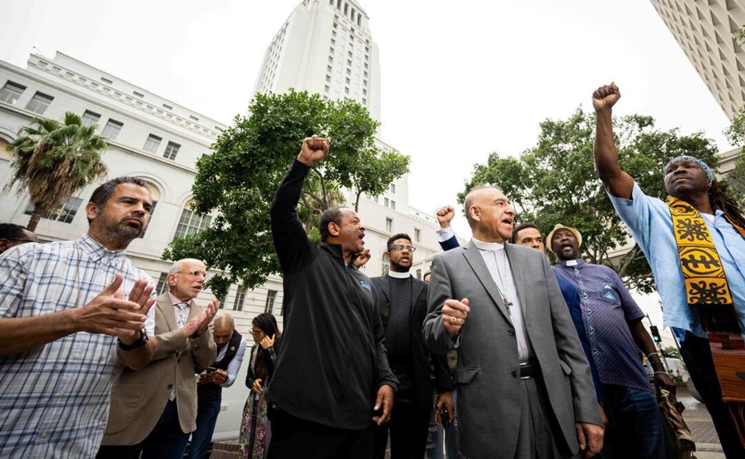 Una coalición de líderes religiosos se reúne frente al Ayuntamiento de Los Ángeles antes de una reunión del consejo. Foto: AP