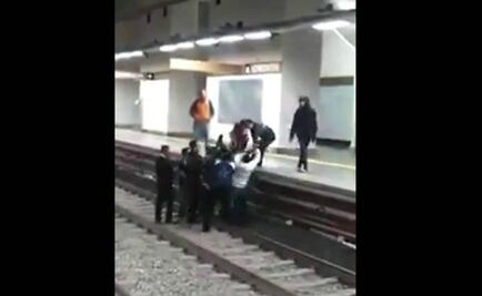 VIDEO. Joven intenta arrojarse a vías del Metro en Línea 12