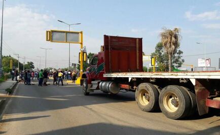 Bloquean maestros crucero del aeropuerto de Oaxaca