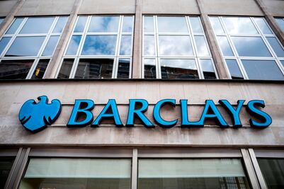 Trabajadoras del banco Barclays cobran hasta 43.5% menos que los hombres