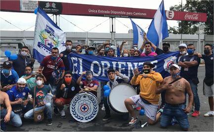 Barra celeste escolta hasta el Estadio Azteca a Cruz Azul