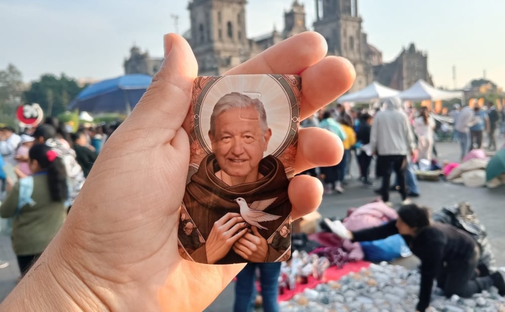 Comerciantes venden imágenes de "San AMLITO" y la presidenta Sheinbaum previo al festejo de los 7 años de la 4T (06/12/2025). Foto: Pedro Villa y Caña / EL UNIVERSAL
