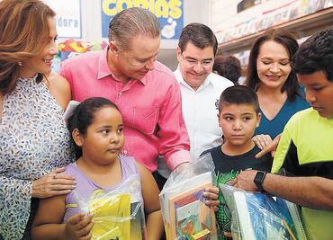 Entregan útiles a 506 mil alumnos