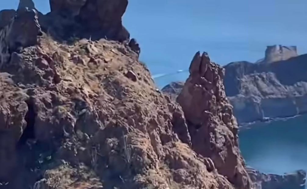 Muere senderista tras caer desde lo más alto del Cerro Tetakawi en San Carlos, Guaymas.
Foto: Especial.