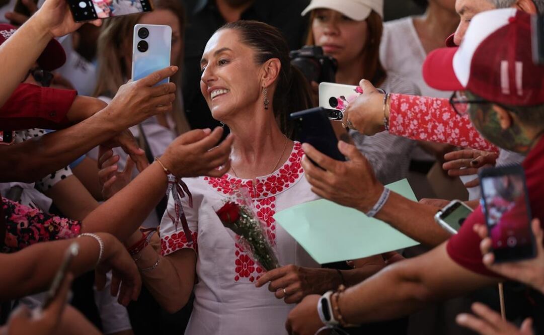 Sheinbaum comentó que, más allá de la religión, tiene una admiración por el Papa Francisco ya que, dijo, que es un hombre humanista. Foto: Diego Simón / EL UNIVERSAL