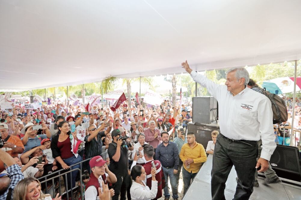 Un día antes del debate en Tijuana, López Obrador se dio tiempo para encabezar tres actos masivos en el sur de Jalisco, donde rechazó que su estado de salud esté en riesgo y aseguró que hace seis meses no visita al médico. Foto:VALENTE ROSAS. EL UNIVERSAL