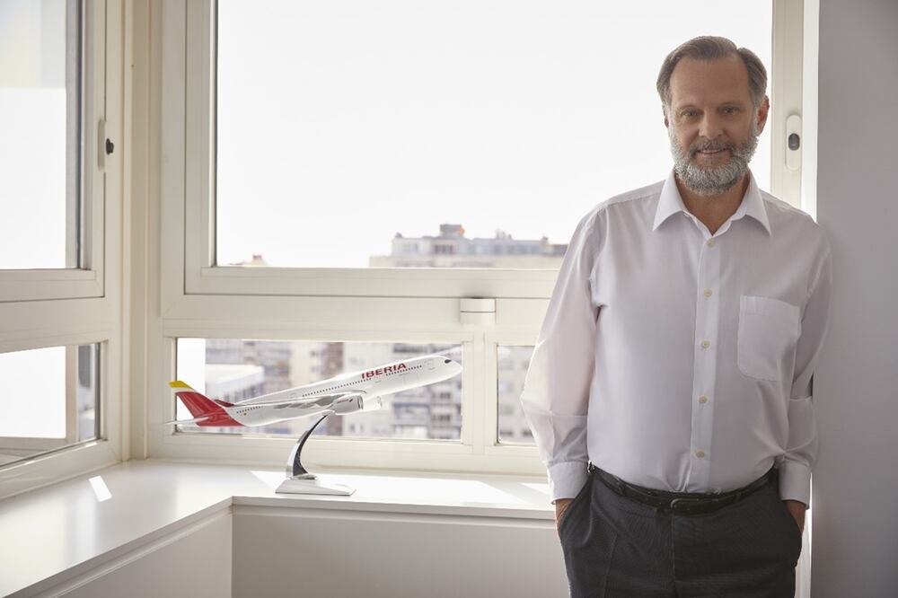 Iberia lleva 75 años operando la ruta México-Madrid y actualmente ofrece tres vuelos diarios en los que transporta a dos mil personas. Foto: Especial