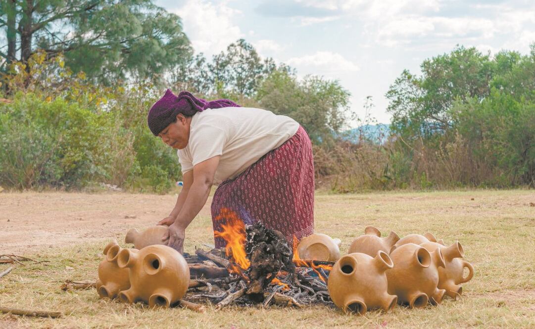 Artesanos mexicanos han formado parte de la plantilla docente de la escuela, que cada año imparte talleres especializados en distintas técnicas en torno a la cerámica. Foto: Escuela Nacional de Cerámica