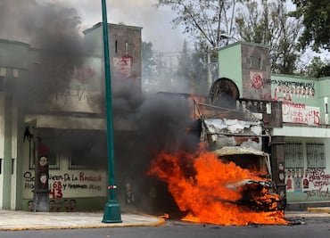 Caso Ayotzinapa: normalistas derriban puerta del Campo Militar 1 e incendian camión