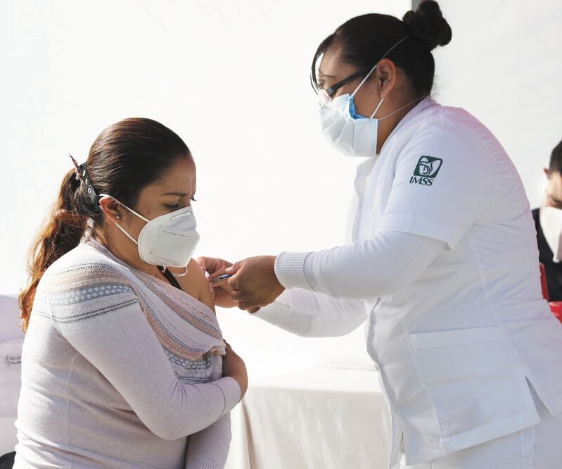 Las vacunas que llegarán la siguiente semana servirán para aplicar la segunda dosis a quienes quedaron pendientes. Foto: ARCHIVO EL UNIVERSAL