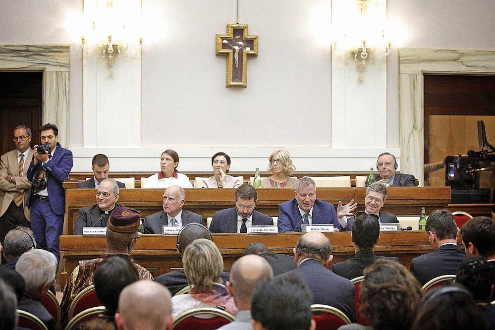 Algunos de los alcaldes invitados asisten a la última jornada de la conferenc ia sobre “Esclavitud Moderna y Cambio Climático”, ayer en el Vaticano (GIUSEPPE LAMI. EFE)