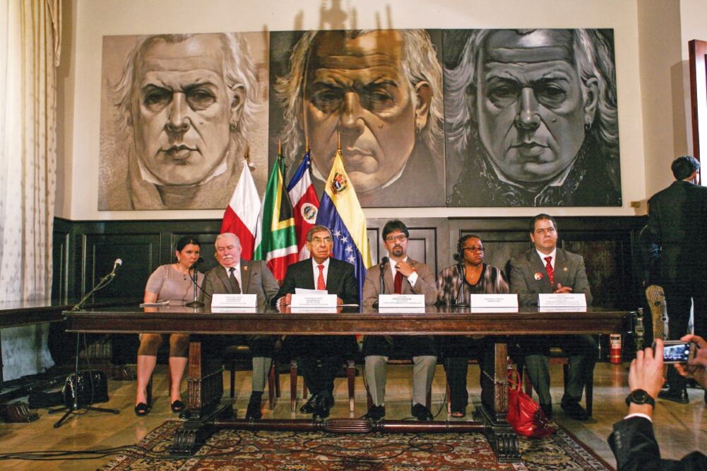 el ex presidente de Polonia y Nobel de la Paz en 1983, Lech Walesa; el ex mandatario de Costa Rica, Óscar Arias; el diputado opositor Freddy Guevara; la hija del obispo Desmond Tutu, Mpho Tutu, y Luis Florido, diputado opositor (BORIS VERGARA. XINHUA)