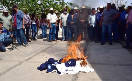 Alcaldes de Tamaulipas queman camisetas del PAN y se suman a Morena