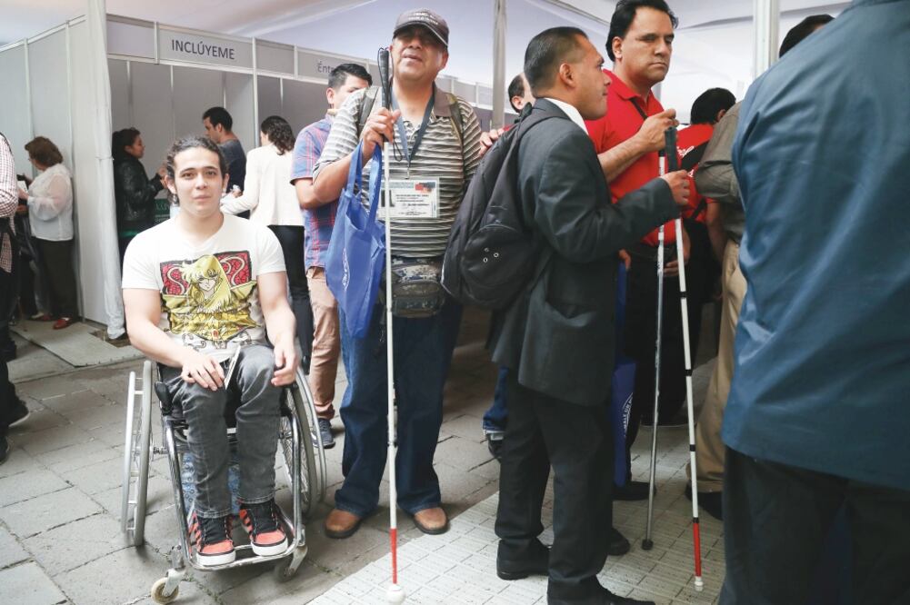 Emilio Ruiz, de 22 años, llegó a la feria a la espera de encontrar una vacante que, dijo, le ayude a ser más independiente (ARIEL OJEDA. EL UNIVERSAL)