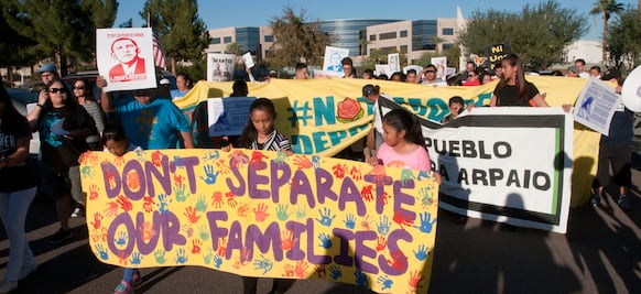 Mexicano demanda a corte de EU por bloquear alivio migratorio