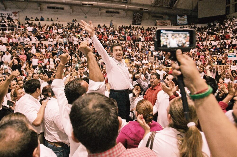 En reunión con estudiantes, maestros y autoridades de la UV, Yunes Landa aseguró a la comunidad universitaria que sus necesidades serán atendidas (FOTOS: ALEJANDRO ACOSTA. EL UNIVERSAL)