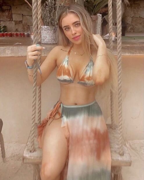 La hermana de Christian Nodal roba suspiros en bikini tie-dye 