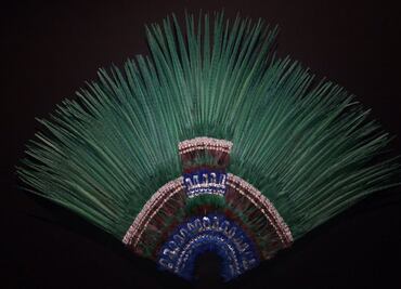 AMLO pide a Gutiérrez Müller “insistir” a Austria para traer Penacho de Moctezuma a México