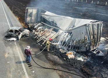 Tráiler choca con seis automóviles y deja 10 personas heridas en carretera Zaragoza en Tamaulipas; tres vehículos fueron calcinados
