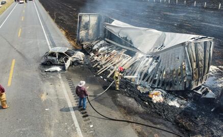 Tráiler choca con seis automóviles y deja 10 personas heridas en carretera Zaragoza en Tamaulipas; tres vehículos fueron calcinados