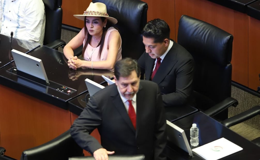 Grecia Quiroz, presidenta de Uruapan, observa al senador de Morena, Gerardo Fernández Noroña, que la ignoró a su paso para su escaño (25(03/2026). Foto: Daniel Augusto/ Cuartoscuro