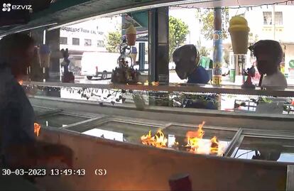 VIDEO Extorsionadores prenden fuego a adulto mayor y a paletería en la Venustiano Carranza