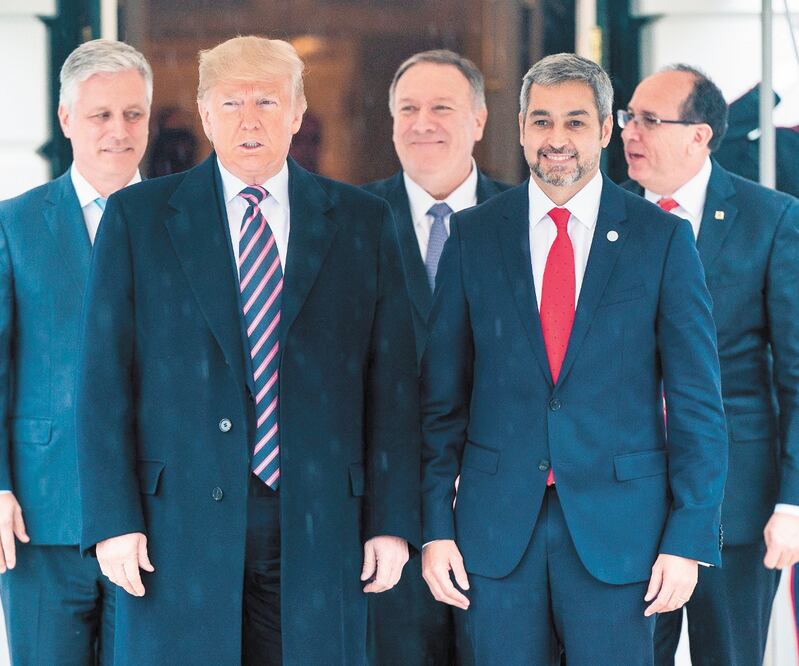 El presidente de Estados Unidos, Donald Trump, con su homólogo de Paraguay, Mario Abdo Benítez, ayer en la Casa Blanca en Washington. Foto/JIM LO SCALZO. EFE