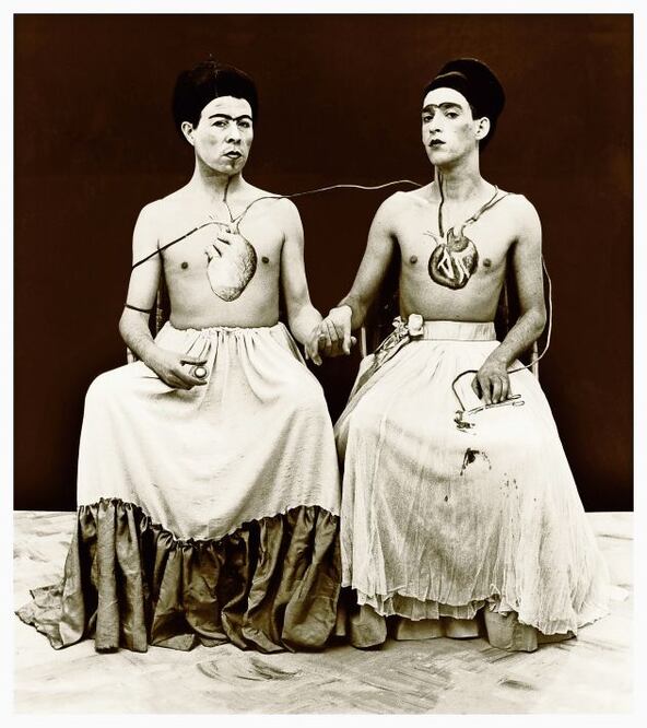 Las Dos Fridas (1989-2014), Colectivo de Arte Yeguas del Apocalipsis (Francisco Casas, Pedro Lemebel). Registro fotográfico: Pedro Marinello. Cortesía: D21 Proyectos de Arte.
