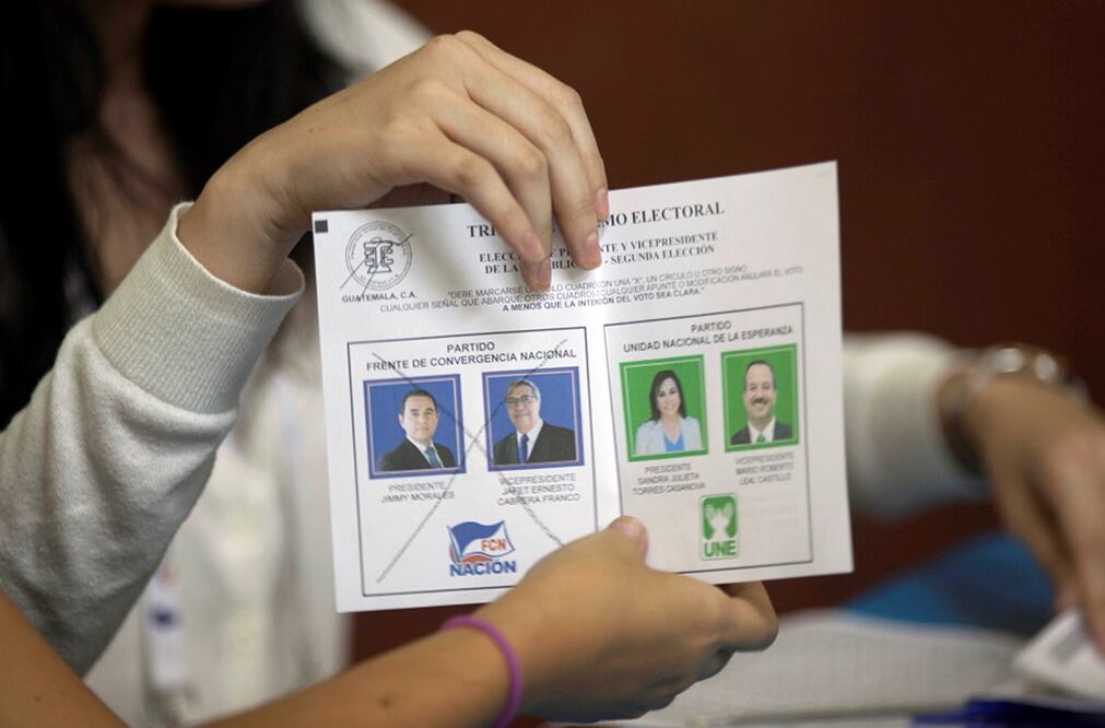 Los guatemaltecos votaron para elegir a su próximo presidente, cargo al que aspiran el actor cómico Jimmy Morales y la exbprimera dama Sandra Torres (AP)