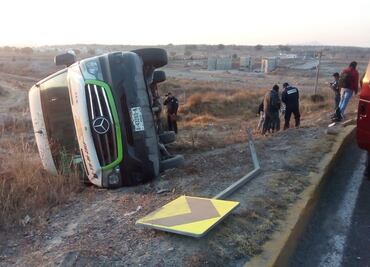 Reportan 10 lesionados tras volcadura de unidad de Tuzobús en Hidalgo