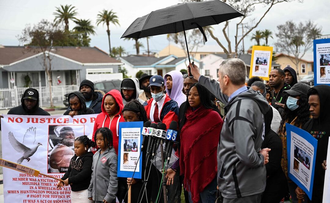 Familiares y amigos de Anthony Lowe Jr realizan una conferencia de prensa para exigir una investigación sobre su muerte fuera del Departamento de Policía de Huntington Park. Foto: AFP