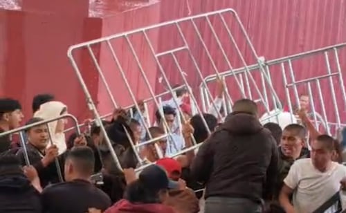 Grupo de jóvenes da portazo en evento de rendición de cuentas de Sheinbaum en Hidalgo; exigen comedores y aulas dignas