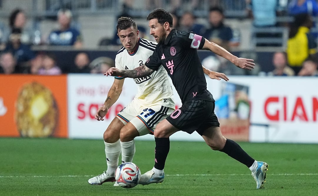 Lionel Messi, del Inter Miami, controla el esférico frente al Union de Filadelfia, en un cotejo de la MLS - Foto: AP